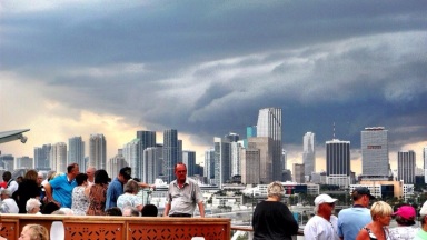 Rob (@ade_rob) of the USA caught this awesome storm in Miami: http://t.co/LEHpAaPUom