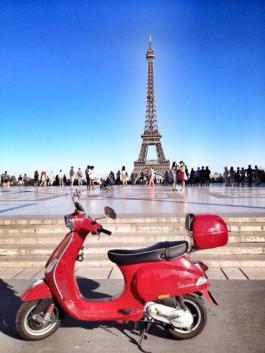 Andrea Rees (@wanderingiphone) of Canada rented a Vespa and drove it all over Paris. Nice. pic.twitter.com/NaWzKQgGgC