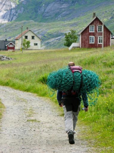 Bryan Hansel (@bryanhansel) of the USA snagged a photo of a young man in Norway who was caught carting home a found fishing net: pic.twitter.com/H2OPMfacTK
