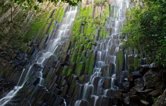 Paul Caddy (@PaulSCaddy) of the UK "splurged" on a police escort when he went to this lovely waterfall in El Salvador. It cost him a few dollars: pic.twitter.com/E63Iix3hdO