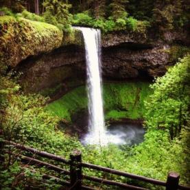 Jedd and Michelle (@Int_Travelers) of the USA showed off a beautiful and oft-overlooked waterfall in Oregon: http://t.co/3rQgwfOcnA