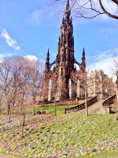 Katalin (@KatalinSom) of Scotland posted the Scott Monument amidst a field of blooms. Anyone else think it looks a bit like a Gaudi? pic.twitter.com/jUzpZGYaXz