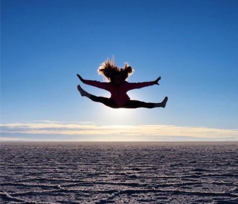 Kimberly Davies (@KimmieDavies) of Canada loves silhouettes and jumping, so when she got to the Uyuni Salt Flats in Bolivia, she was inspired to do quite the split jump, it appears: https://twitter.com/KimmieDavies/status/519211024625328128/photo/1
