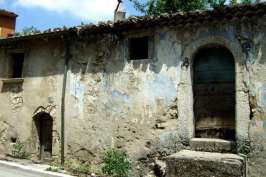 Margie Miklas (@MargieMiklas) of the USA found the old, abandoned home of her grandparents in Italy: pic.twitter.com/OmiVLBl58k
