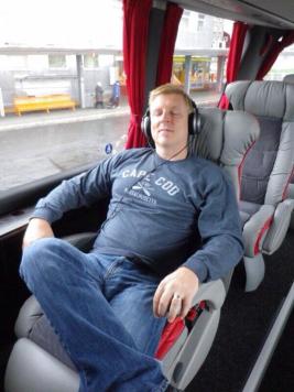 Mark Sullivan (@markenroute) of the USA hit big-time luxury with this European bus ride. Does he look comfortable or what? pic.twitter.com/0MJLuiDZJk