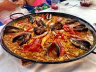Maxine Bulloch (@ACHICA_maxine) of the UK posted this paella from Spain, and it looked too good to pass up: pic.twitter.com/JyAxz7QWR4
