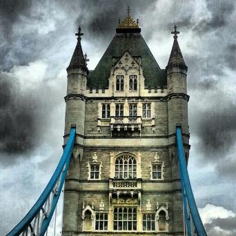 Melissa (@melbtravel) of the UK used the picart app to edit this cool photo of the famouse London tower: pic.twitter.com/4KXeiLRIgP