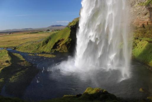 Paulina Klimkiewicz (@pk_travels) of the USA got this shot of the famous Seljalandsfoss falls in Iceland: https://twitter.com/pk_travels/status/562345209087139840/photo/1