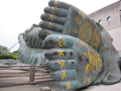 Rachel (@RachelTheRamblr) of the USA shot the feet of the reclining Buddha while in Japan: http://t.co/bVvG7ep01U