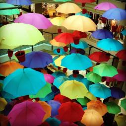 Suzanne (@philatravelgirl) of the USA caught a colorful umbrella art installation. I sort of wish it were real. pic.twitter.com/iw2GNIvKzr